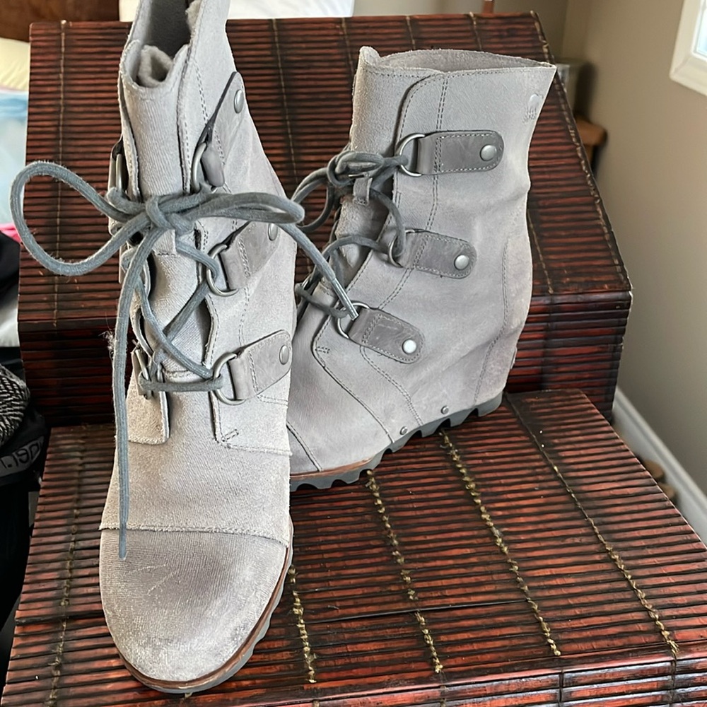 Sorel, Joan of Arctic, 41 (10), mid ankle wedge, grey, as new